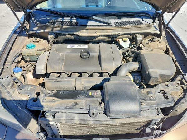 2013 VOLVO XC90 — Engine bay
