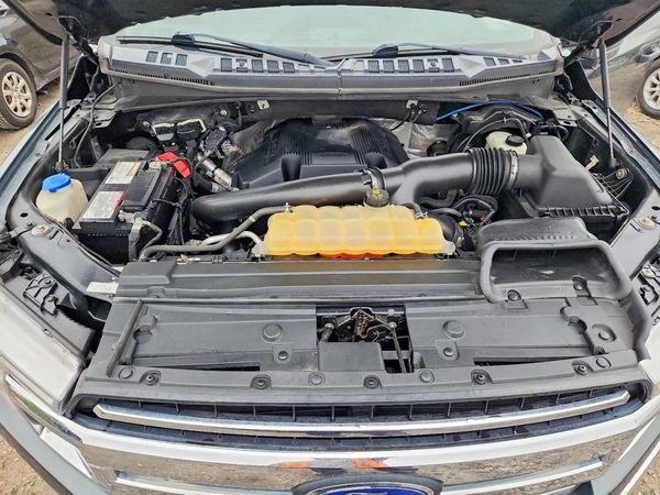 2018 FORD F150 — Engine bay