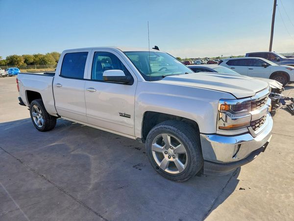 2017 CHEVROLET SILVERADO LT — Passenger 3/4