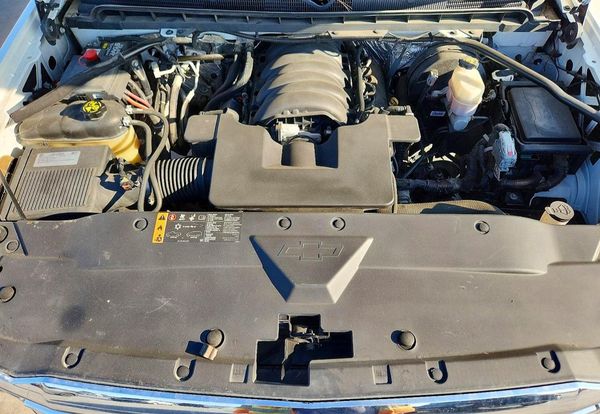 2017 CHEVROLET SILVERADO LT — Engine bay