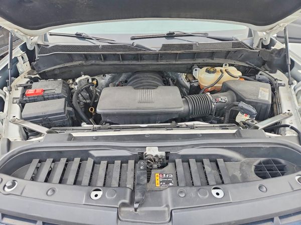 2020 CHEVROLET SILVERADO LT — Engine bay