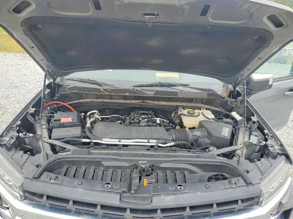 2019 CHEVROLET SILVERADO LT — Engine bay