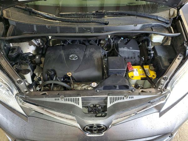 2019 TOYOTA SIENNA — Engine bay
