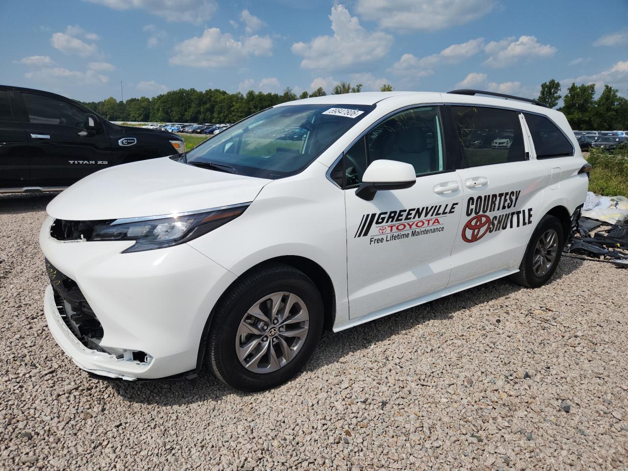 2026 TOYOTA SIENNA LE — Front 3/4