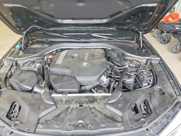 2018 BMW 530 xDrive — Engine bay