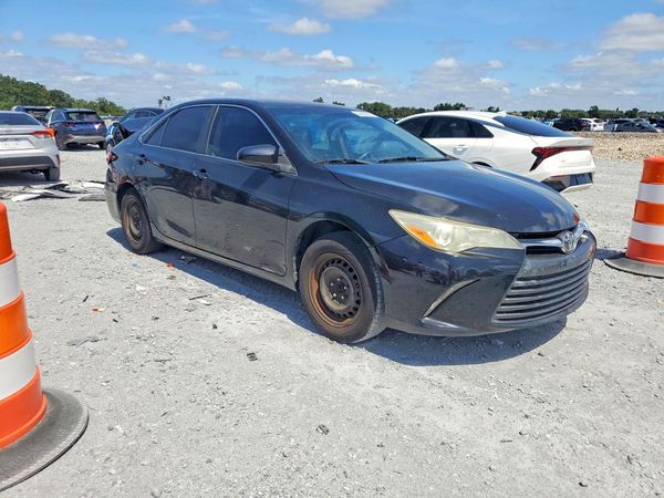 2015 TOYOTA CAMRY — Passenger 3/4