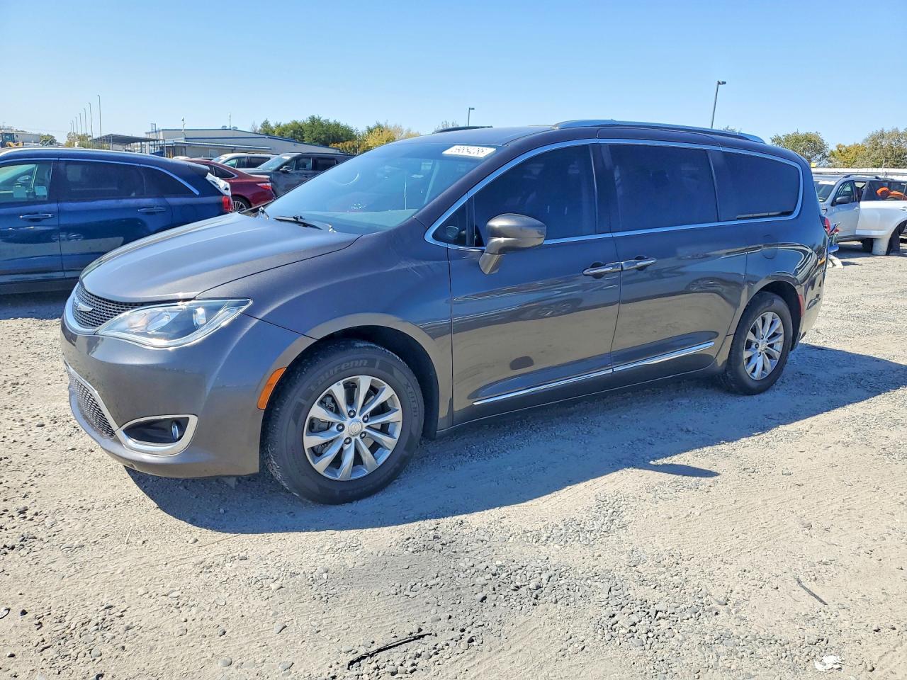 2019 CHRYSLER PACIFICA — Front 3/4