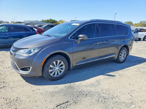 2019 CHRYSLER PACIFICA — Front 3/4
