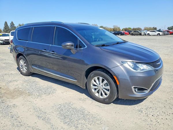 2019 CHRYSLER PACIFICA — Passenger 3/4