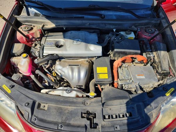 2013 LEXUS ES 300h — Engine bay