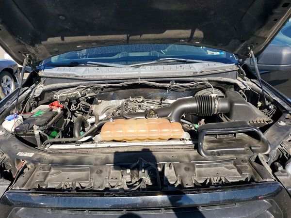 2017 FORD F150 SuperCab — Engine bay