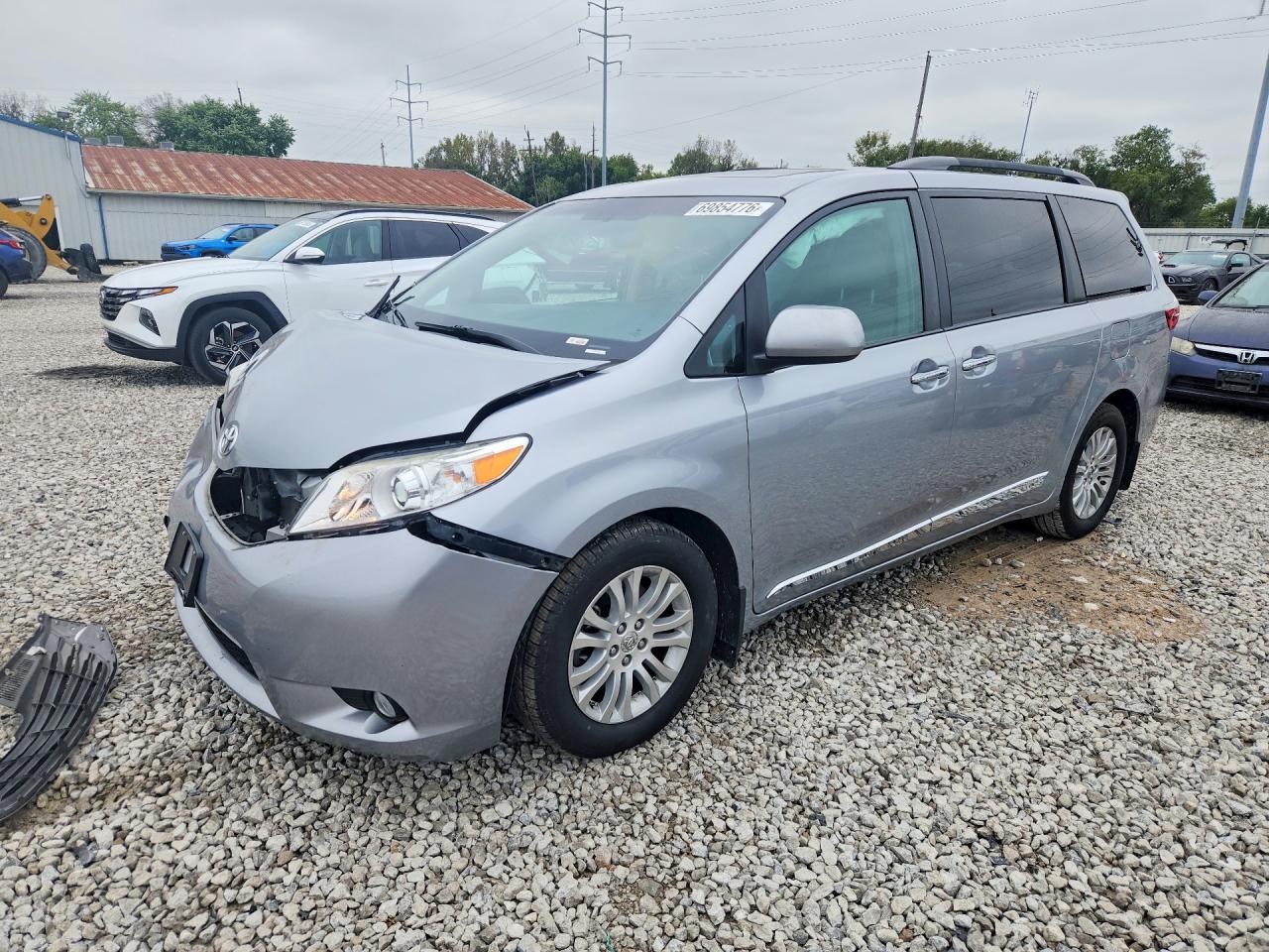 2016 TOYOTA SIENNA — Front 3/4