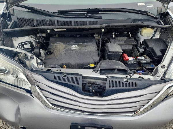 2016 TOYOTA SIENNA — Engine bay