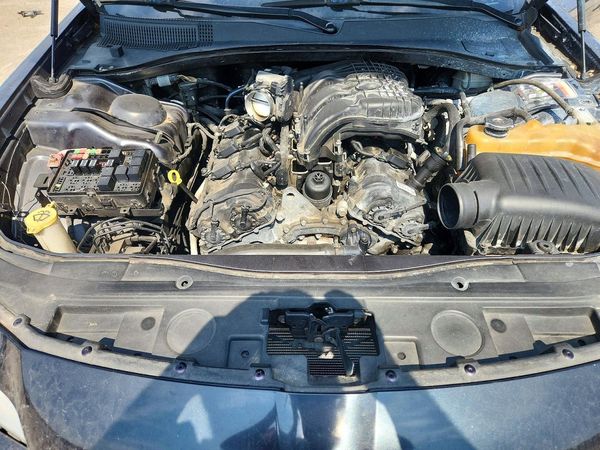 2015 CHRYSLER 300 Limited — Engine bay