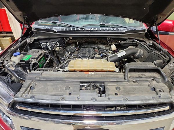 2018 FORD F150 — Engine bay