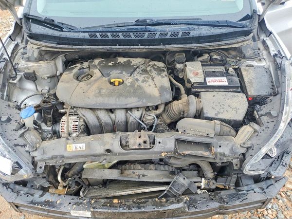 2014 HYUNDAI ELANTRA GLS(Middle) — Engine bay