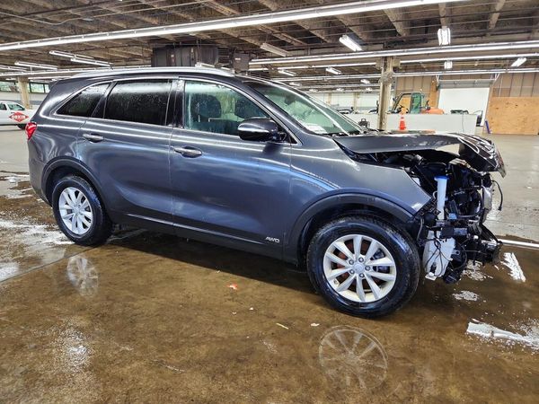 2017 KIA SORENTO L, LX — Passenger 3/4