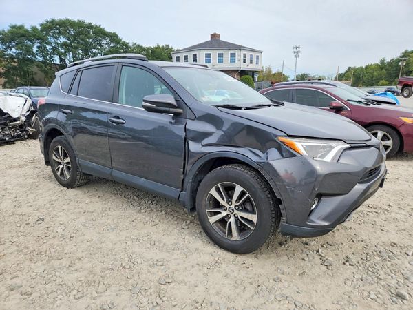 2018 TOYOTA RAV4 Adventure/XLE — Passenger 3/4