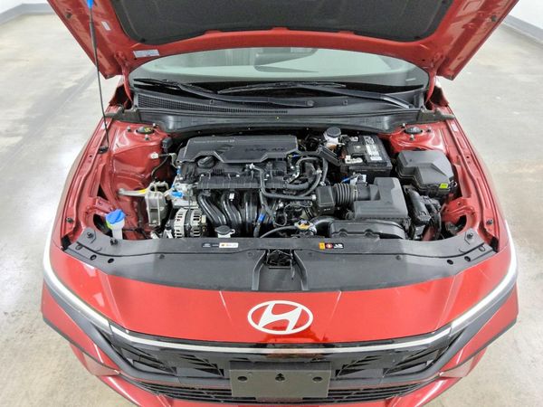 2025 HYUNDAI ELANTRA SEL Convenience — Engine bay