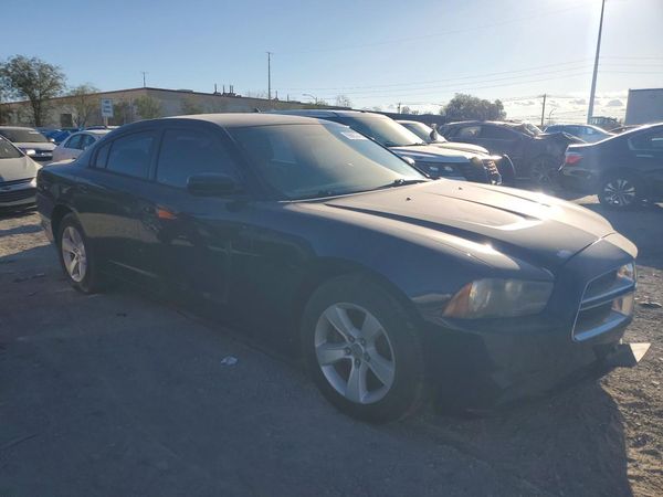 2013 DODGE CHARGER SE — Passenger 3/4