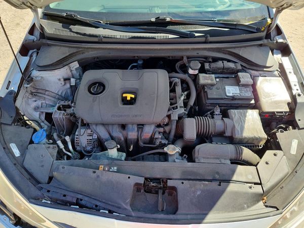 2020 HYUNDAI ELANTRA — Engine bay