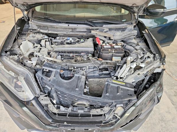 2018 NISSAN ROGUE — Engine bay