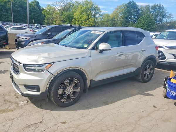 2019 VOLVO XC40 — DSFA — Front 3/4
