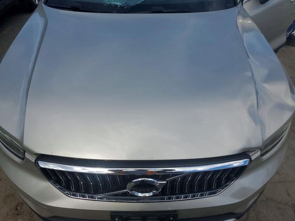 2019 VOLVO XC40 Inscription — Engine bay