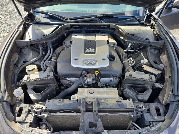 2018 INFINITI Q70 — Engine bay