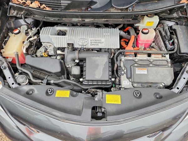 2014 TOYOTA PRIUS — Engine bay