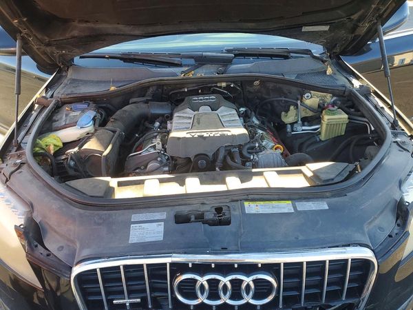 2014 AUDI Q7 Premium Plus — Engine bay