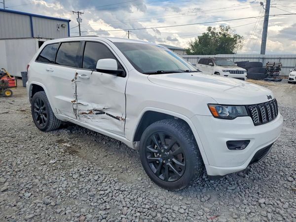 2021 JEEP GRAND CHEROKEE Laredo — Passenger 3/4