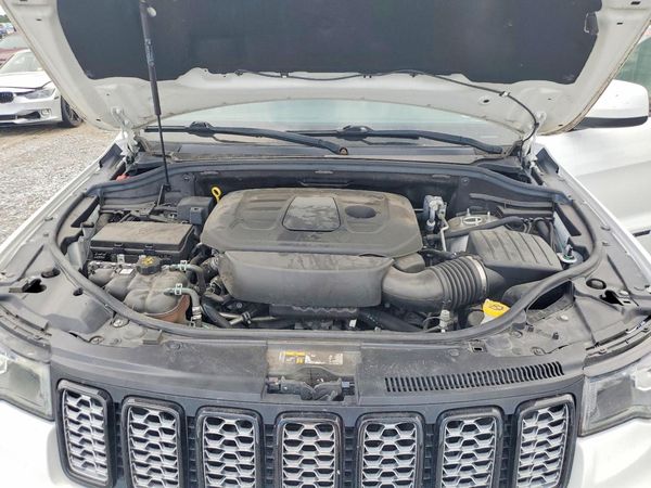 2021 JEEP GRAND CHEROKEE Laredo — Engine bay