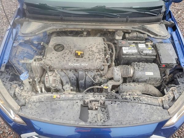 2017 HYUNDAI ELANTRA SE Base — Engine bay