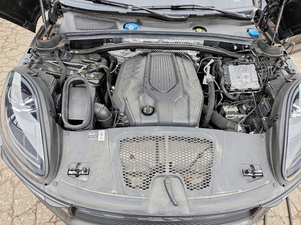 2025 PORSCHE MACAN Macan, Macan T — Engine bay
