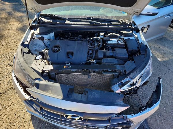 2020 HYUNDAI ELANTRA — Engine bay