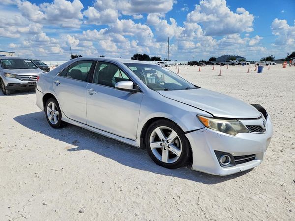 2014 TOYOTA CAMRY — Passenger 3/4