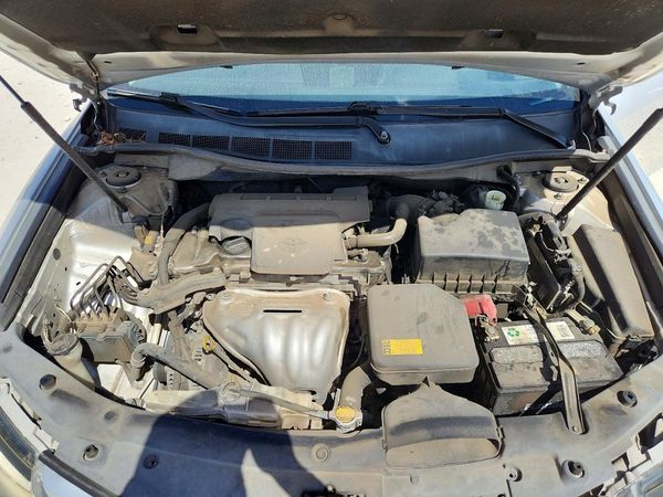 2014 TOYOTA CAMRY — Engine bay