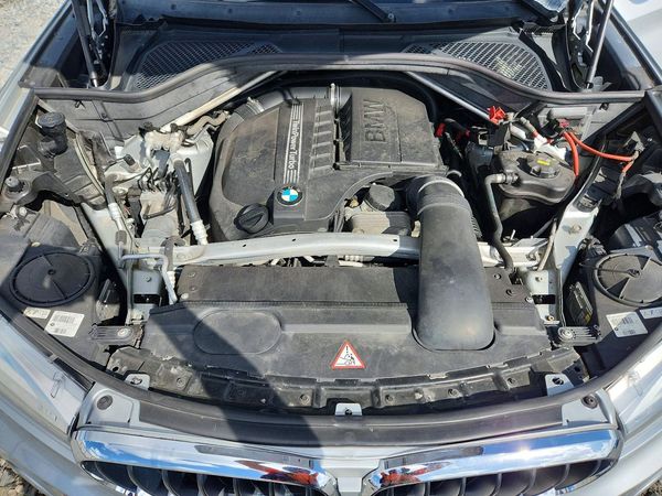 2015 BMW X5 — Engine bay