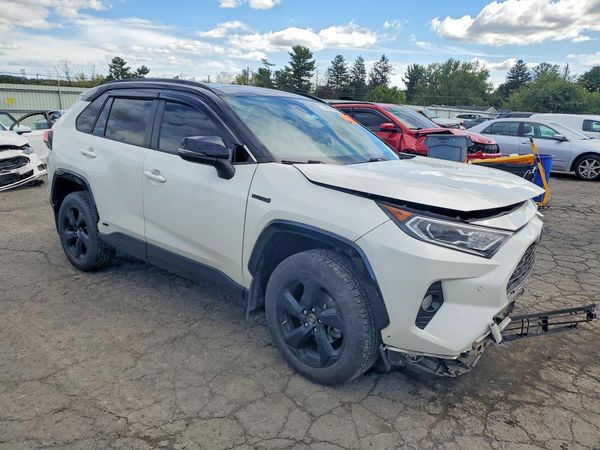 2019 TOYOTA RAV4 XSE HV 4WD — Passenger 3/4