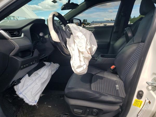 2019 TOYOTA RAV4 XSE HV 4WD — DENT
