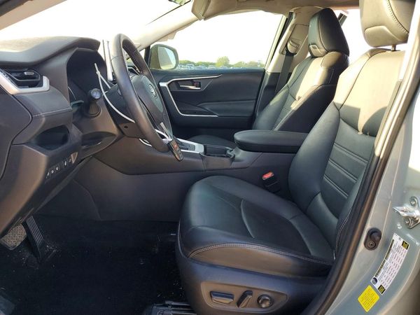 2021 TOYOTA RAV4 XLE Premium — DENT