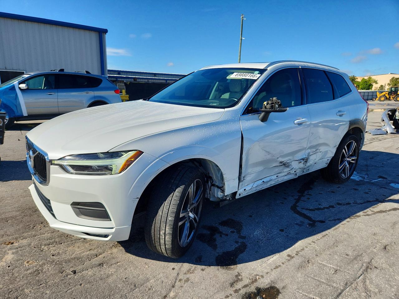 2021 VOLVO XC60 Momentum — Front 3/4