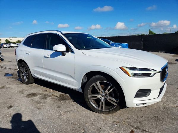 2021 VOLVO XC60 Momentum — Passenger 3/4