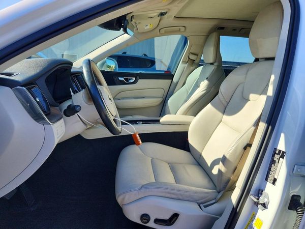 2021 VOLVO XC60 Momentum — DENT
