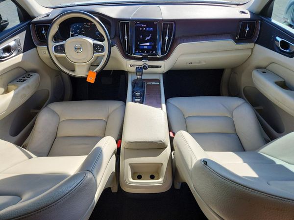 2021 VOLVO XC60 Momentum — CKPT