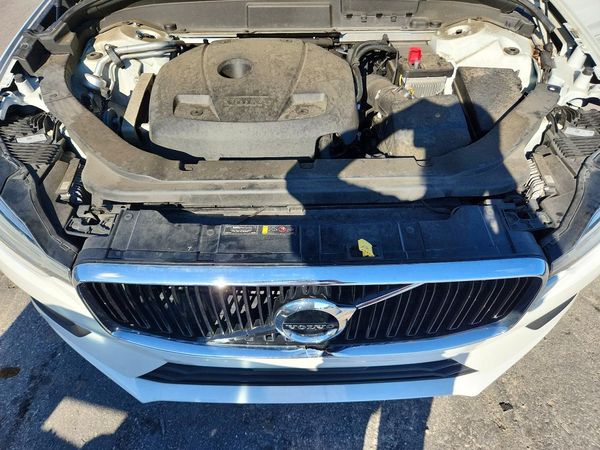 2021 VOLVO XC60 Momentum — Engine bay