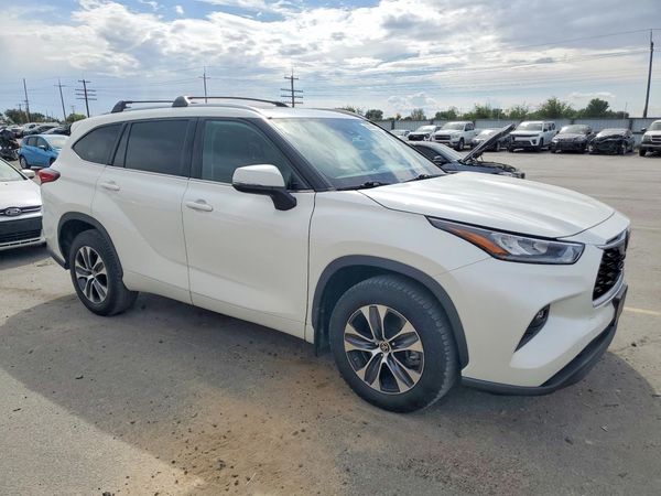 2020 TOYOTA HIGHLANDER XLE Nav — Passenger 3/4