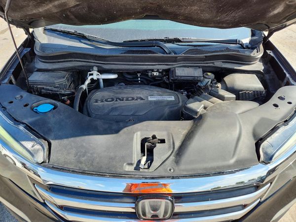 2017 HONDA PILOT TOURING — Engine bay