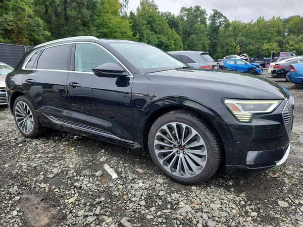 2019 AUDI E-TRON e-tron quattro Prestige — Passenger 3/4
